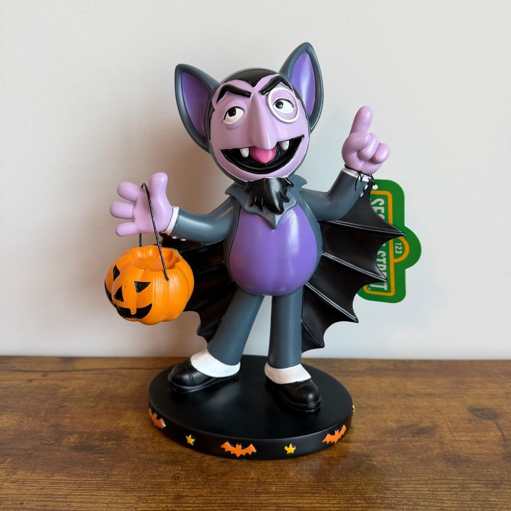 New Sesame Street Count Von Count Figurine Halloween Bat Dracula Purple Vampire
